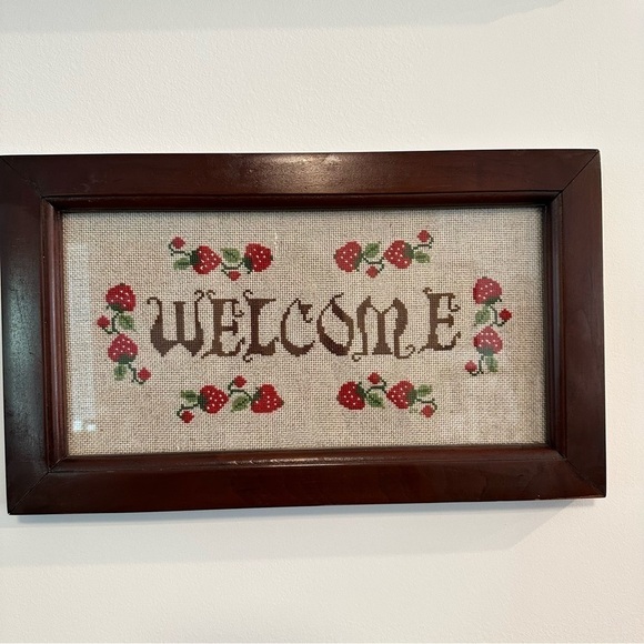 Vintage Strawberry Kitsch Crewel Needlework Art Welcome Sign - Picture 1 of 4